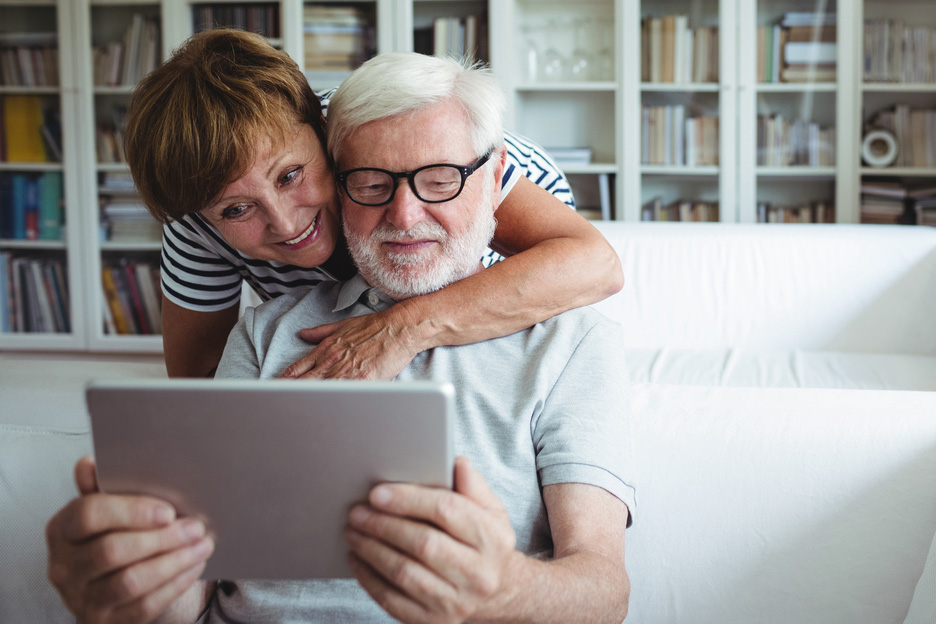 Älteres Ehepaar verkauft Ihre Immobilie im Internet